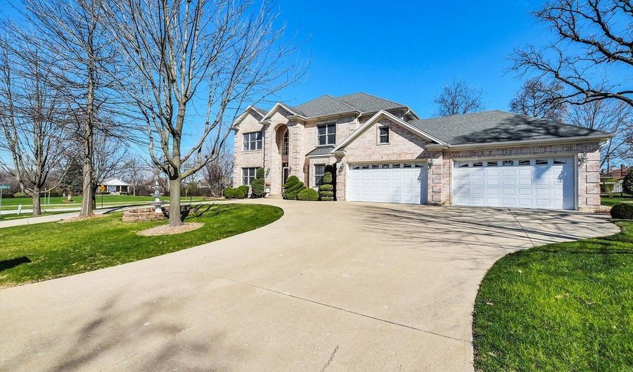 500 E Sherwood Dr, Addison, IL 60101 - 6 Beds, 5 Bath