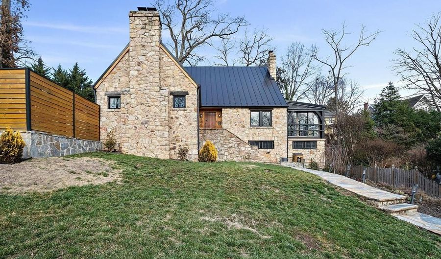 2347 S ARLINGTON RIDGE Rd, Arlington, VA 22202 - 3 Beds, 3 Bath