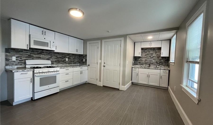 217 State St 2R, Bristol, RI 02809 - 2 Beds, 1 Bath