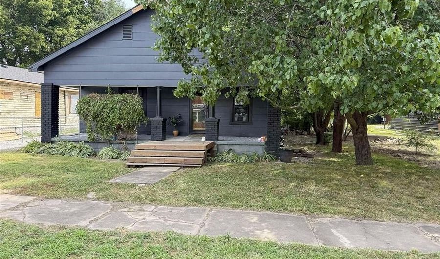 327 E 16th St, Baxter Springs, KS 66713 - 2 Beds, 1 Bath