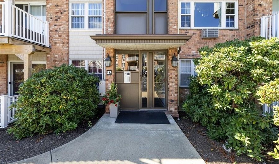 37 Bullocks Point Ave 3C, East Providence, RI 02915 - 2 Beds, 2 Bath