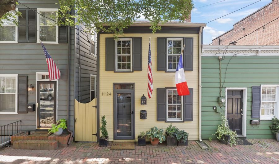 1124 PRINCE St, Alexandria, VA 22314 - 3 Beds, 4 Bath
