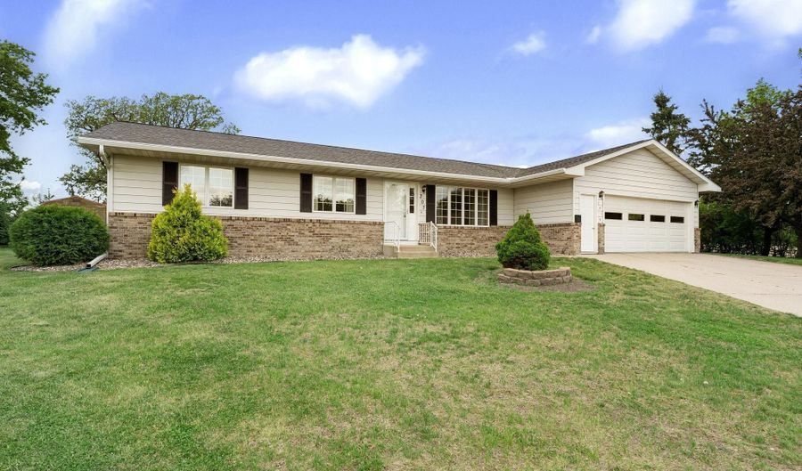 307 14th Pl NW, Austin, MN 55912 - 2 Beds, 2 Bath