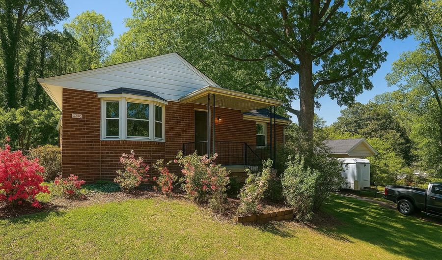 2711 GROVETON St, Alexandria, VA 22306 - 3 Beds, 2 Bath