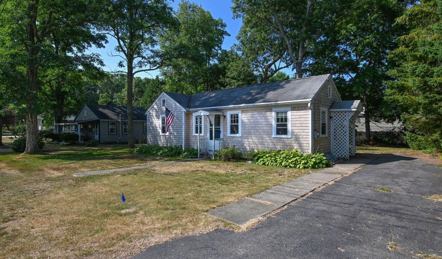 7 Freeman St, Bourne, MA 02532 - 2 Beds, 1 Bath