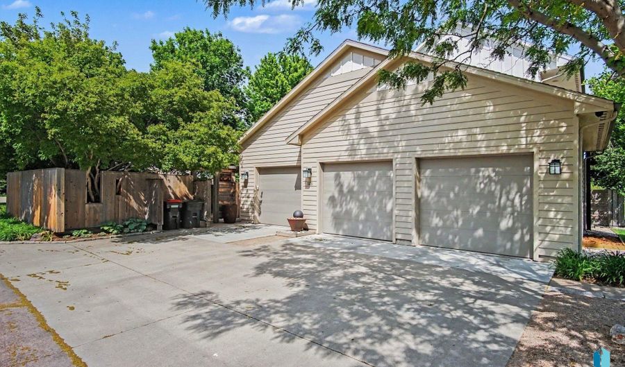 505 N Pasque Flower Trl, Brandon, SD 57005 - 5 Beds, 5 Bath