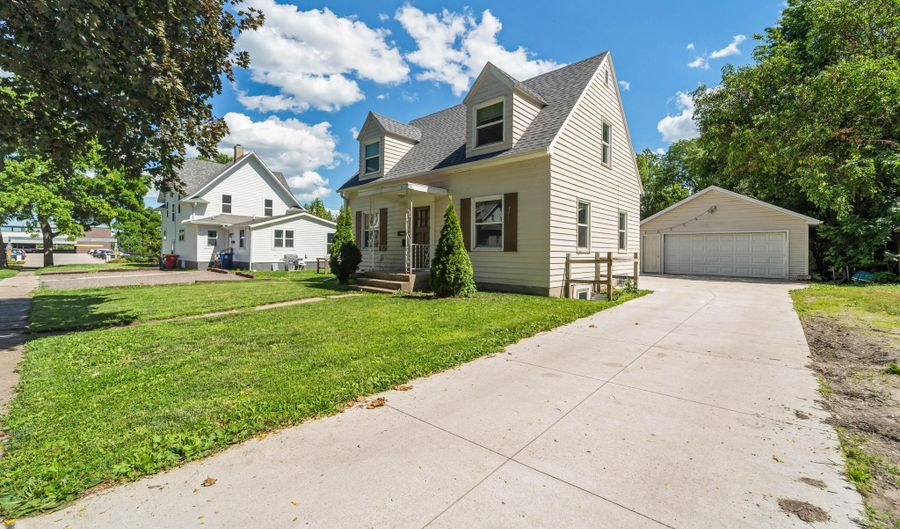 2812 Wood St, Ames, IA 50014 - 4 Beds, 2 Bath
