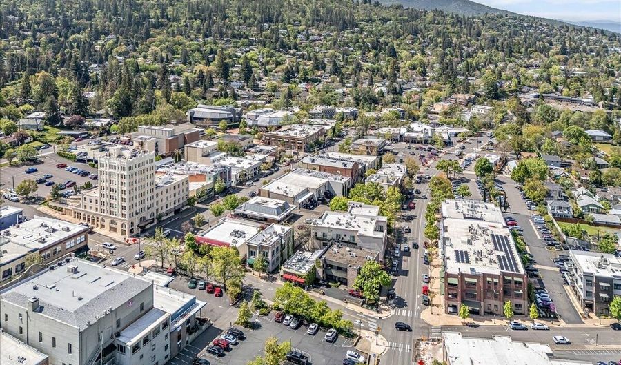 175 Lithia Way 303, Ashland, OR 97520 - 1 Beds, 2 Bath