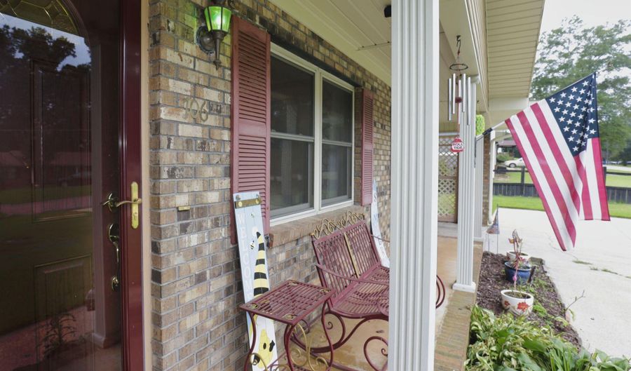 706 BERNARD COUCH Dr, Anniston, AL 36207 - 3 Beds, 2 Bath
