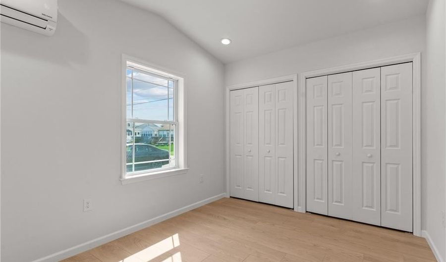 64 Burnside Ave, Narragansett, RI 02882 - 1 Beds, 1 Bath