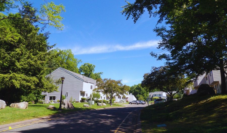 707 Timber Ln 707, Canton, CT 06019 - 2 Beds, 3 Bath