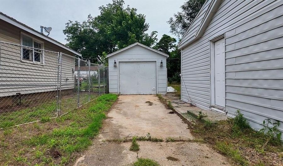 313 W Texas Avenue St, Anadarko, OK 73005 - 2 Beds, 2 Bath