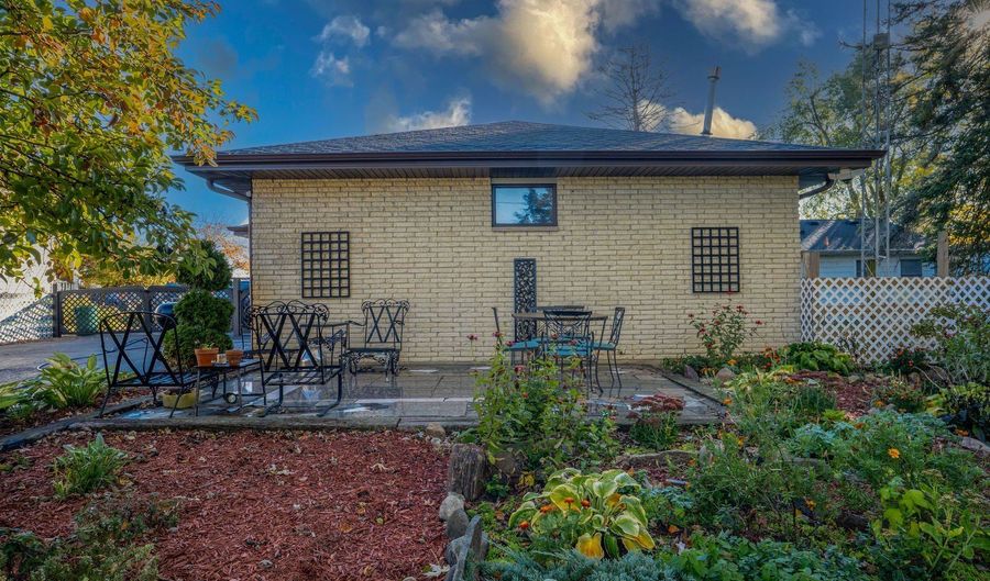 104 Lakewood Dr, Antioch, IL 60002 - 3 Beds, 3 Bath