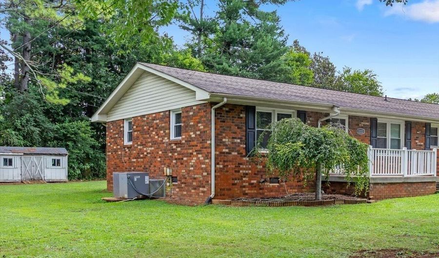 1222 Miami St, Athens, TN 37303 - 3 Beds, 2 Bath