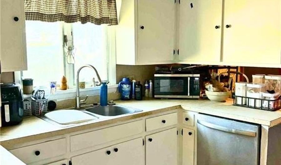 105 E Peery St, Albany, MO 64402 - 3 Beds, 2 Bath