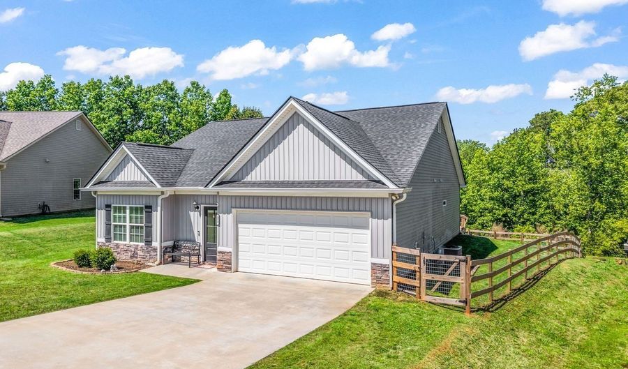 372 Highland Pointe Dr, Alto, GA 30510 - 3 Beds, 2 Bath