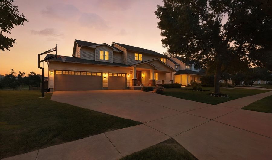 410 Oakwood Ct, Altoona, IA 50009 - 5 Beds, 4 Bath