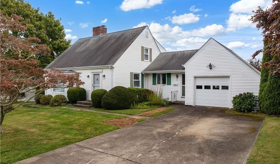 36 Willow Ave, Middletown, RI 02842 - 3 Beds, 3 Bath