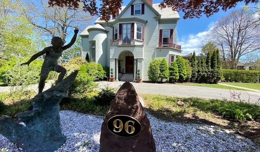 96 Rhode Island Ave 3, Newport, RI 02840 - 2 Beds, 1 Bath