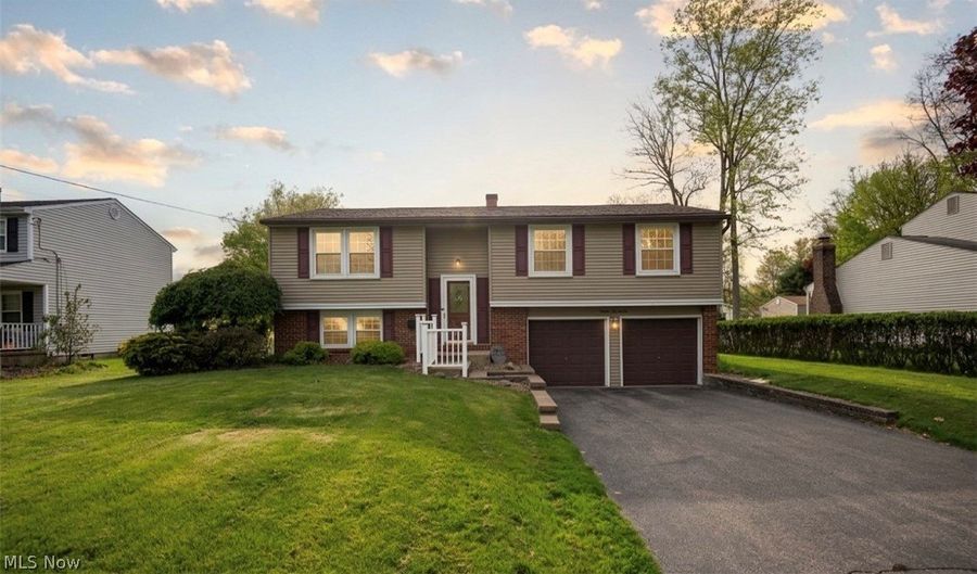 2220 Elm Trace St, Austintown, OH 44515 - 3 Beds, 2 Bath