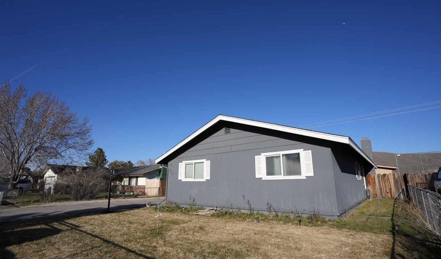 2733 Baker Dr, Carson City, NV 89701 - 3 Beds, 2 Bath