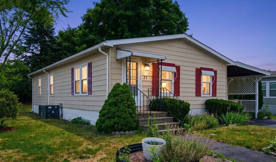 27 Castle Rd 153, Attleboro, MA 02703 - 2 Beds, 1 Bath