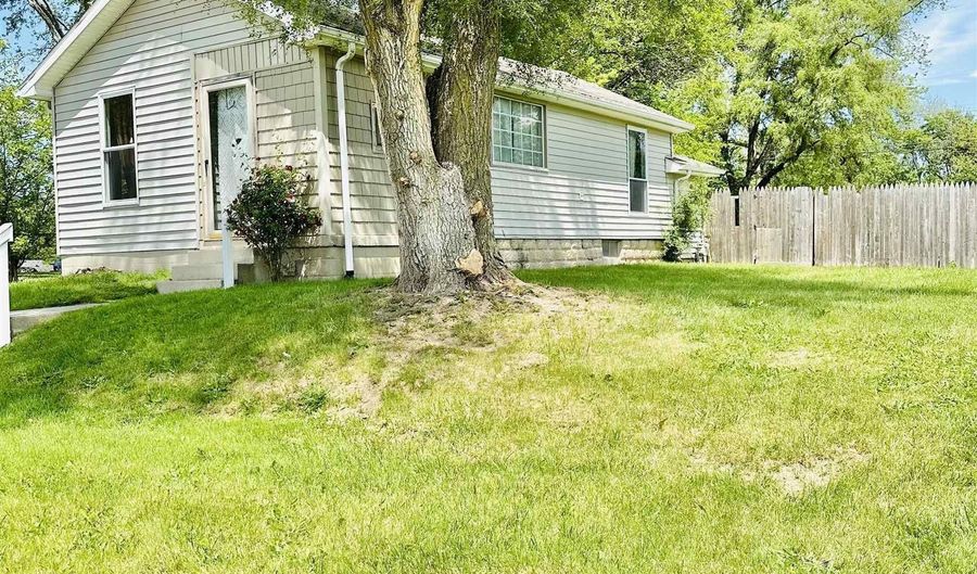 721 N Broadway St, Albany, IN 47320 - 2 Beds, 1 Bath