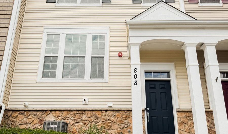 808 E Wing St, Arlington Heights, IL 60004 - 3 Beds, 3 Bath
