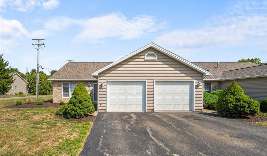 232 Bayview Dr, Cortland, OH 44410 - 2 Beds, 1 Bath