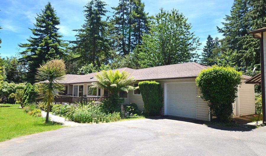 925 7TH St, Brookings, OR 97415 - 3 Beds, 2 Bath