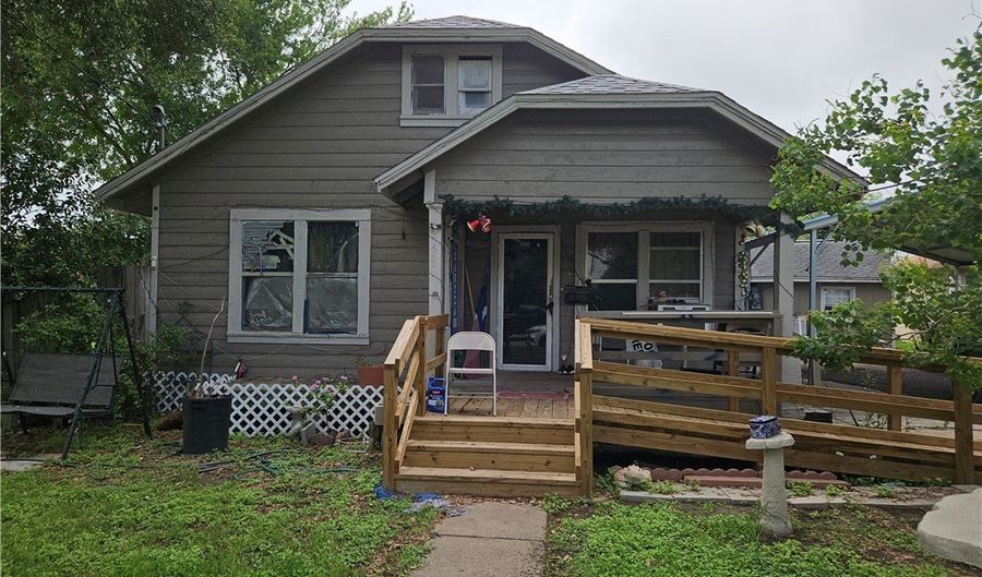 738 W 1st St, Alice, TX 78332 - 6 Beds, 2 Bath