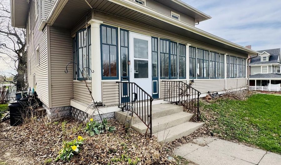 701 MAPLE St, Atlantic, IA 50022 - 3 Beds, 2 Bath
