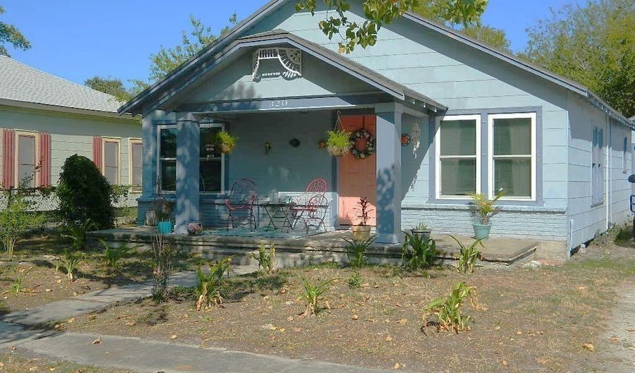 320 S Lamont St, Aransas Pass, TX 78336 - 2 Beds, 1 Bath