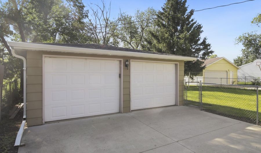814 S High St, Aberdeen, SD 57401 - 3 Beds, 2 Bath