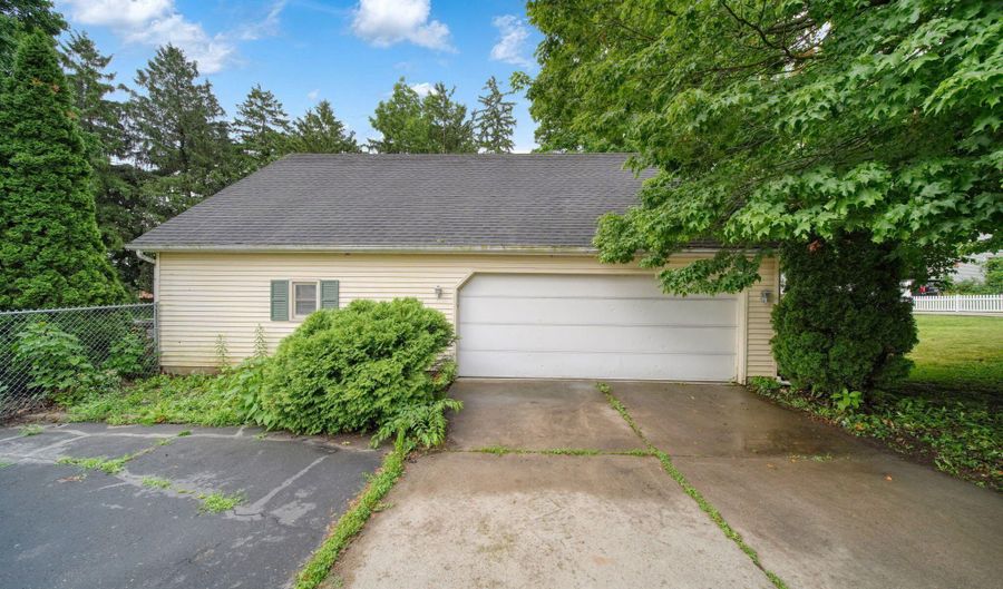 1101 Williams St, Adrian, MI 49221 - 4 Beds, 4 Bath
