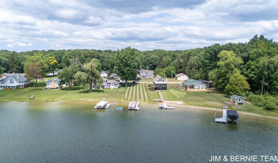 3235 Lakeview Dr, Allegan, MI 49010 - 5 Beds, 4 Bath