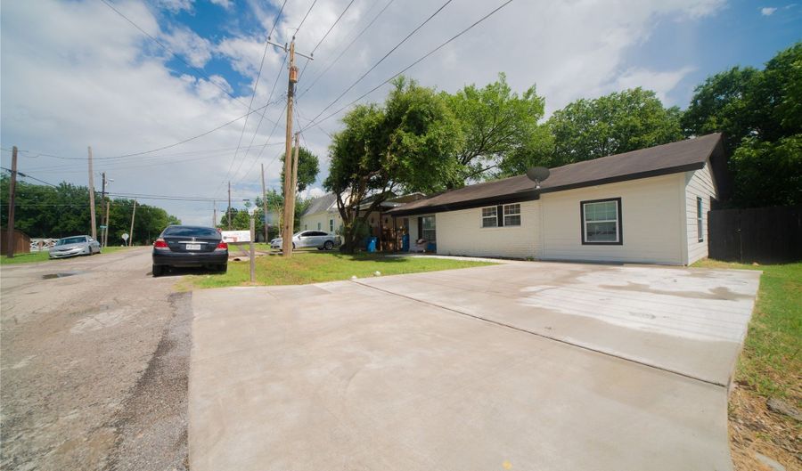 107 W Purdom Ave, Alvarado, TX 76009 - 2 Beds, 1 Bath