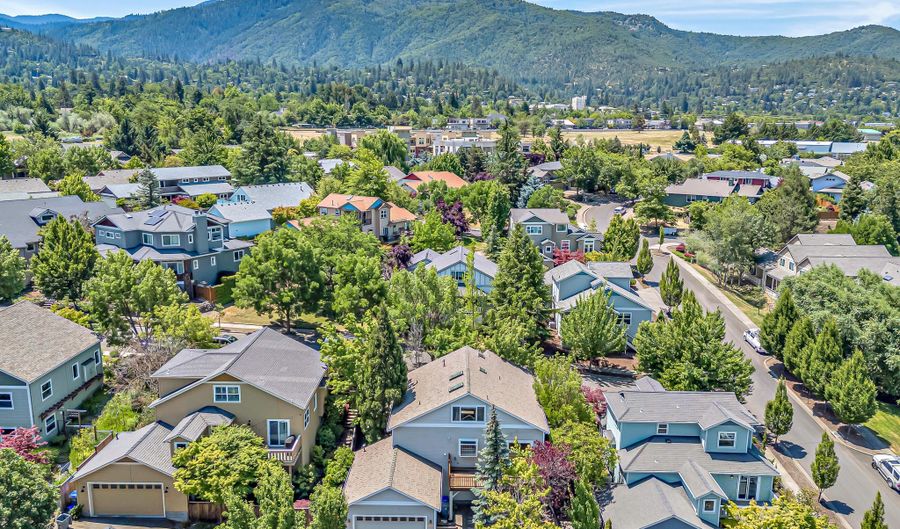380 Hemlock Ln, Ashland, OR 97520 - 3 Beds, 2 Bath