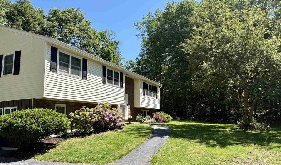 37 Pine Ridge Dr, Candia, NH 03034 - 4 Beds, 2 Bath