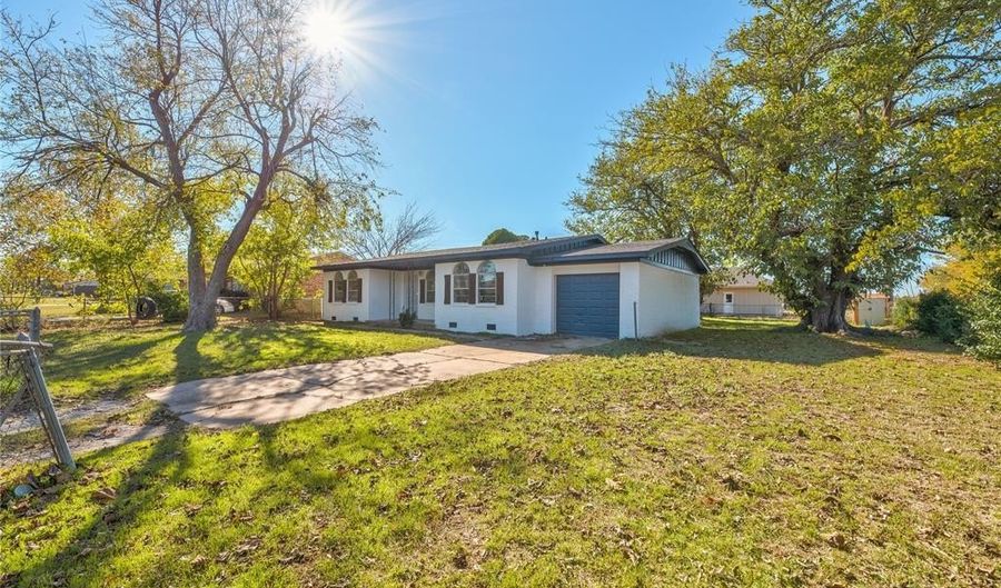 126 Windsor Ave, Chickasha, OK 73018 - 3 Beds, 2 Bath