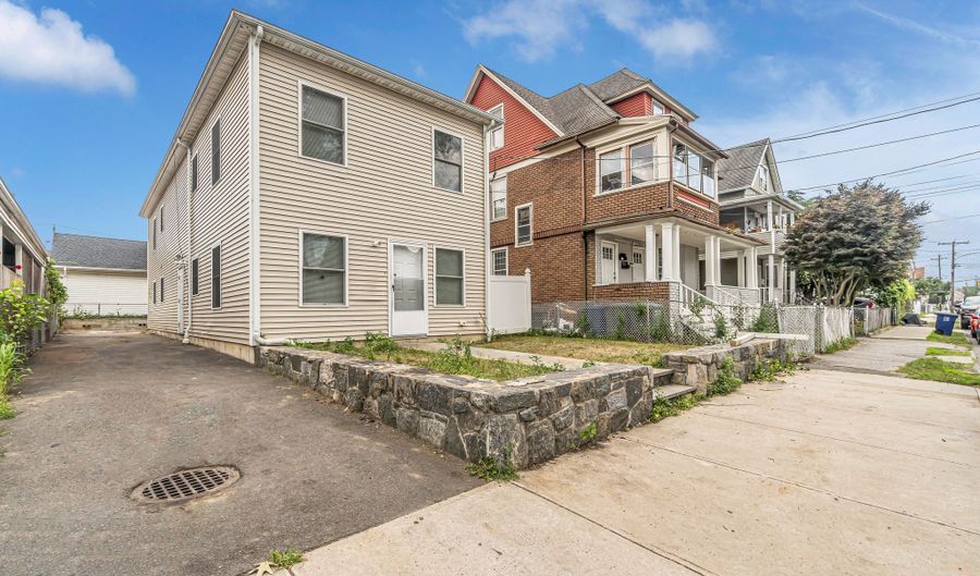 196 5th St, Bridgeport, CT 06607 - 6 Beds, 3 Bath
