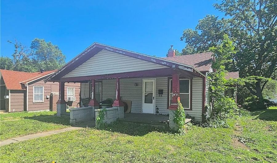 416 E 2nd Ave, Garnett, KS 66032 - 2 Beds, 1 Bath