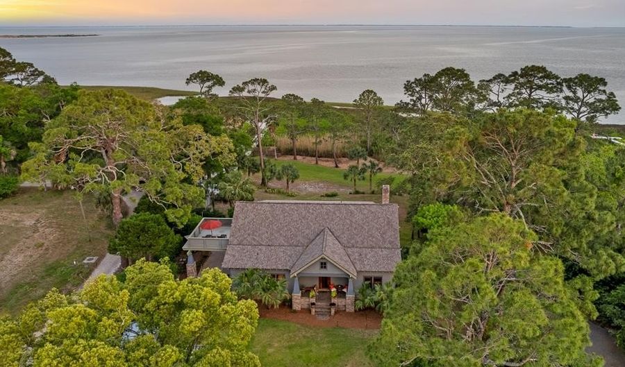 25 17th St, Apalachicola, FL 32320 - 3 Beds, 3 Bath