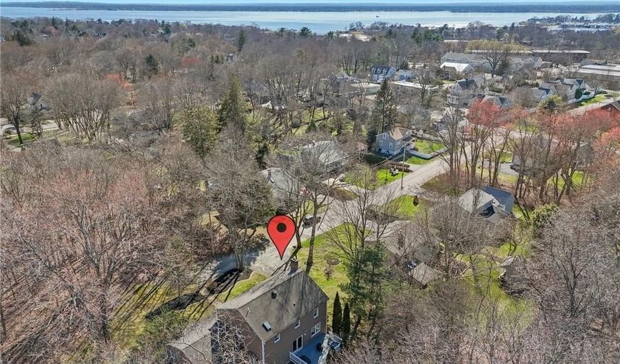 14 High St, Barrington, RI 02806 - 3 Beds, 4 Bath