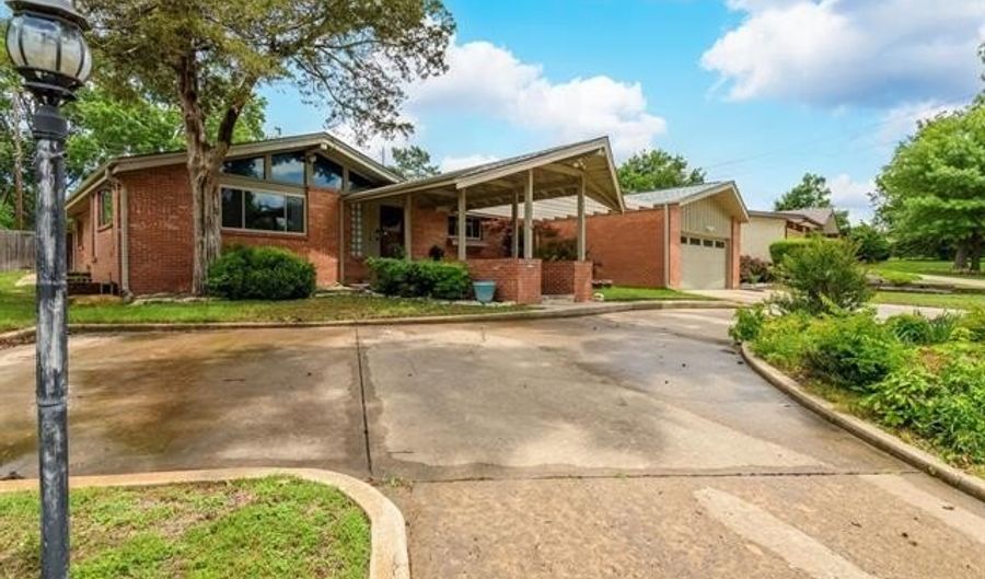 2310 Skyline Dr, Bartlesville, OK 74006 - 4 Beds, 3 Bath