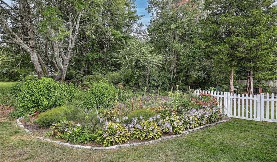 21 Browning Dr, Charlestown, RI 02813 - 2 Beds, 2 Bath