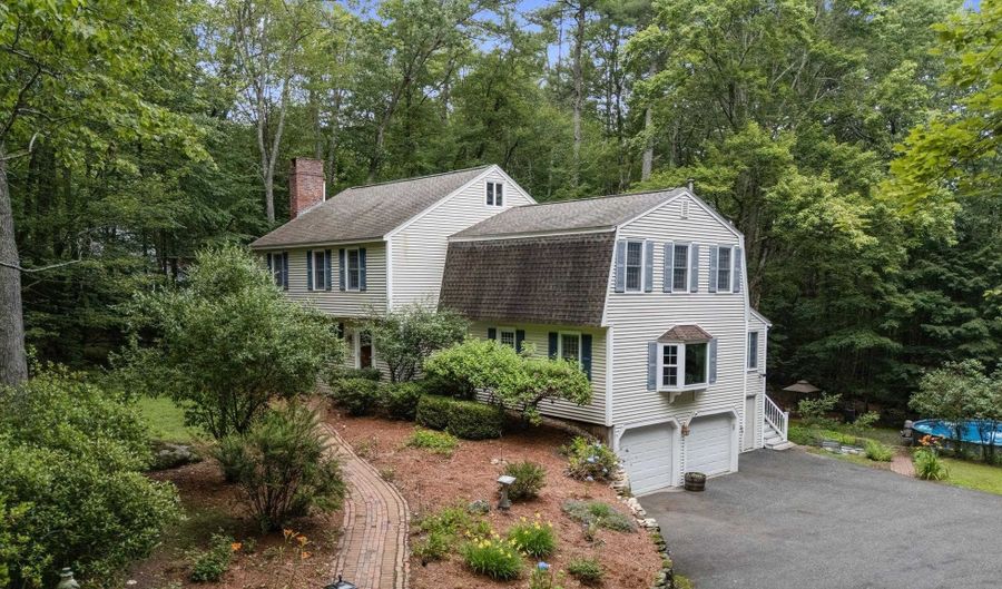 13 Holly Hill Dr, Amherst, NH 03031 - 4 Beds, 3 Bath