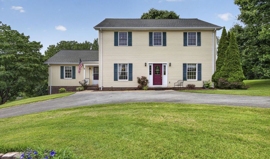 19368 Triple Crown Dr, Abingdon, VA 24211 - 4 Beds, 4 Bath