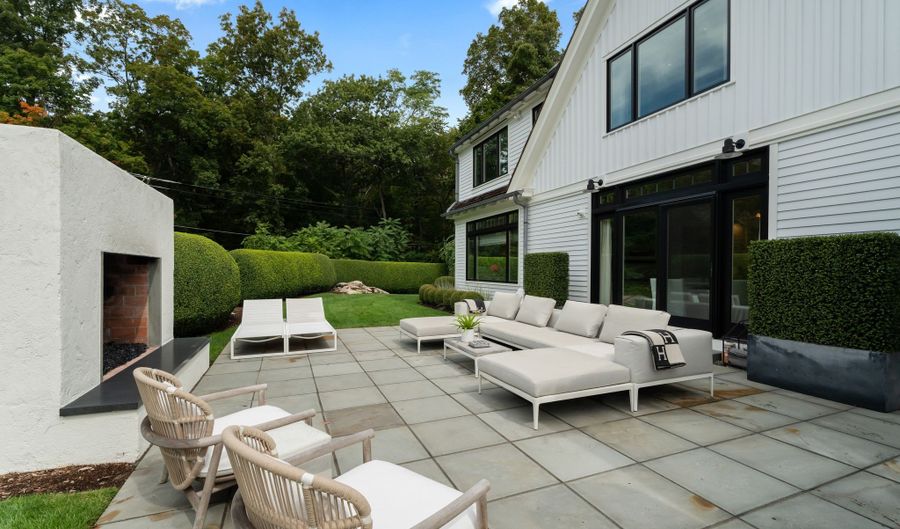 8 Gaylea Dr, Branford, CT 06405 - 5 Beds, 6 Bath