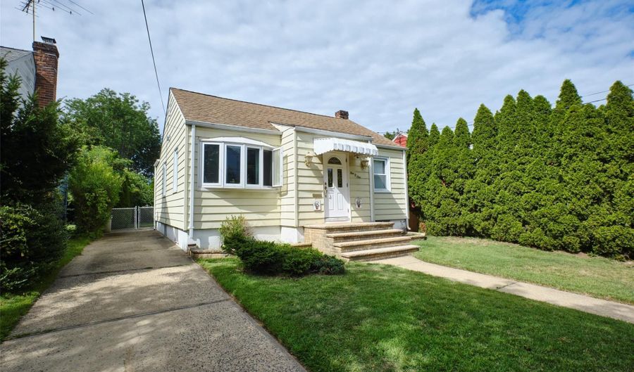101 Hampton Ave, Albertson, NY 11507 - 3 Beds, 2 Bath